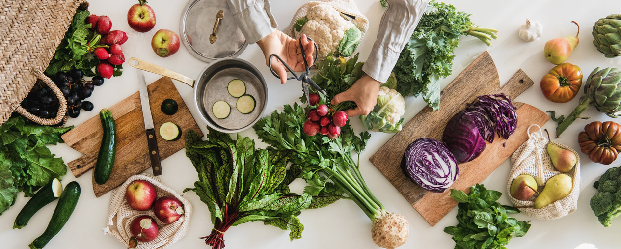 Świeże ekologiczne warzywa na blacie kuchennym – zdrowe gotowanie z natury